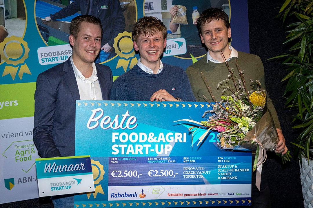 De broers Flikweert winnen met hun bedrijf Flikweert Vision de Beste Food&Agri Start-up 2023. Van links naar rechts: Lars, Martijn en Stefan Flikweert.