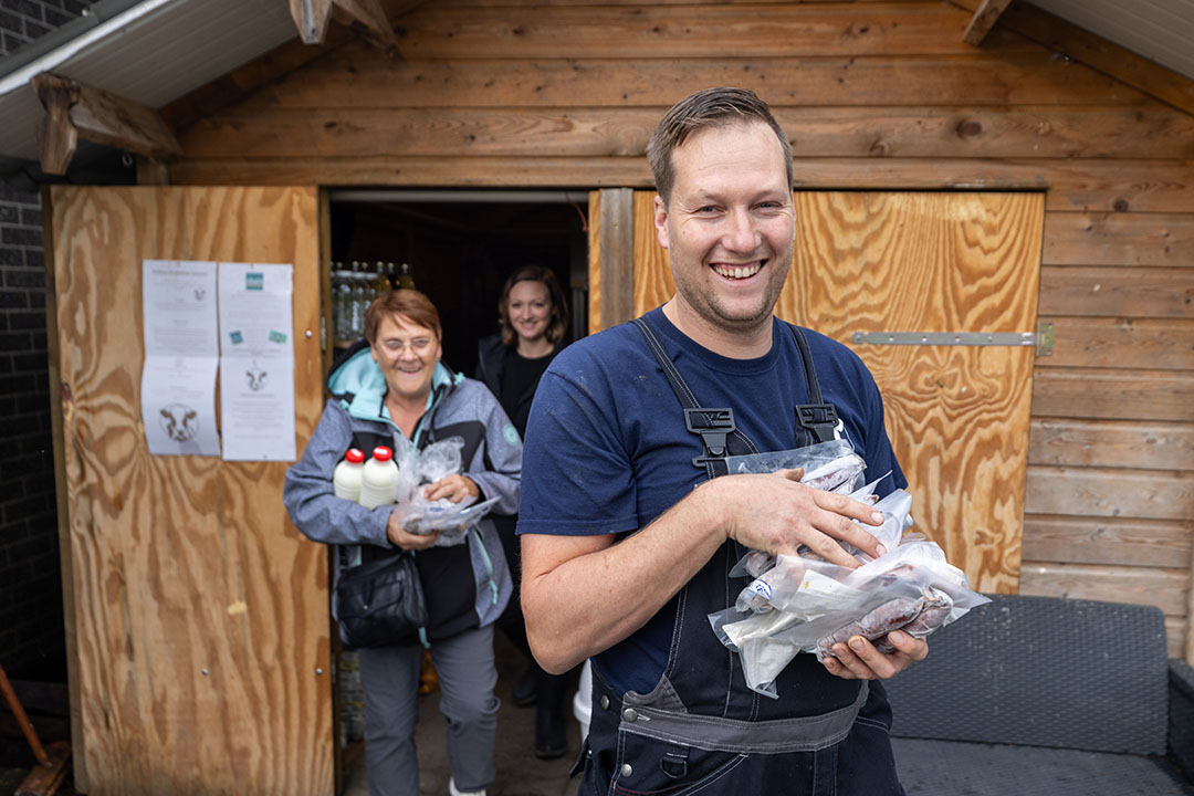 Stefan bij de boerderijwinkel: het hart van hun onderneming in Veessen.