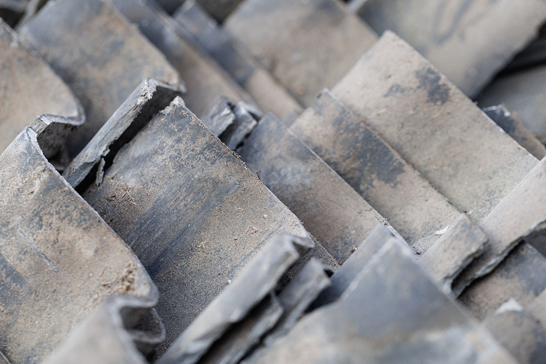 Als je de oude, asbestvrije golfplaten laat recyclen door Reficem, draagt Eternit bij aan de kosten.