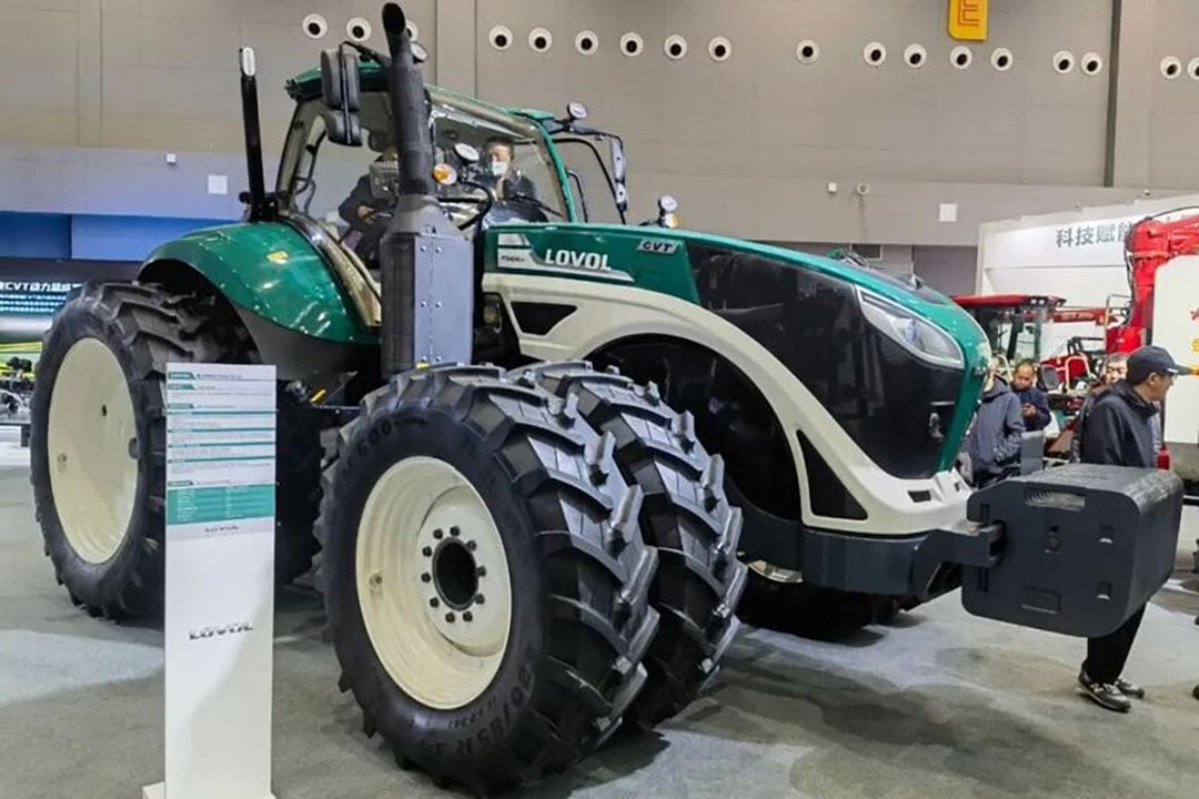De zescilinder Weichai-motor levert in deze Lovol-trekker maximaal 380 pk. De cvt-transmissie laat de trekker traploos rijden tussen 0 en 40 km/u. - Foto: nongji1958.com