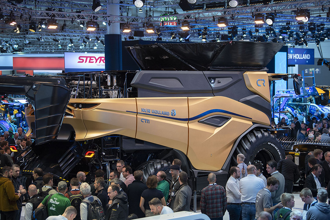 Op Agritechnica 2023 toont New Holland zijn nieuwe maaidorser op wielen (900/65 R46-banden), maar een machine op rupsen is ook leverbaar. Met 66 cm brede rupsen zou de machine alsnog niet breder zijn dan 3,5 meter.