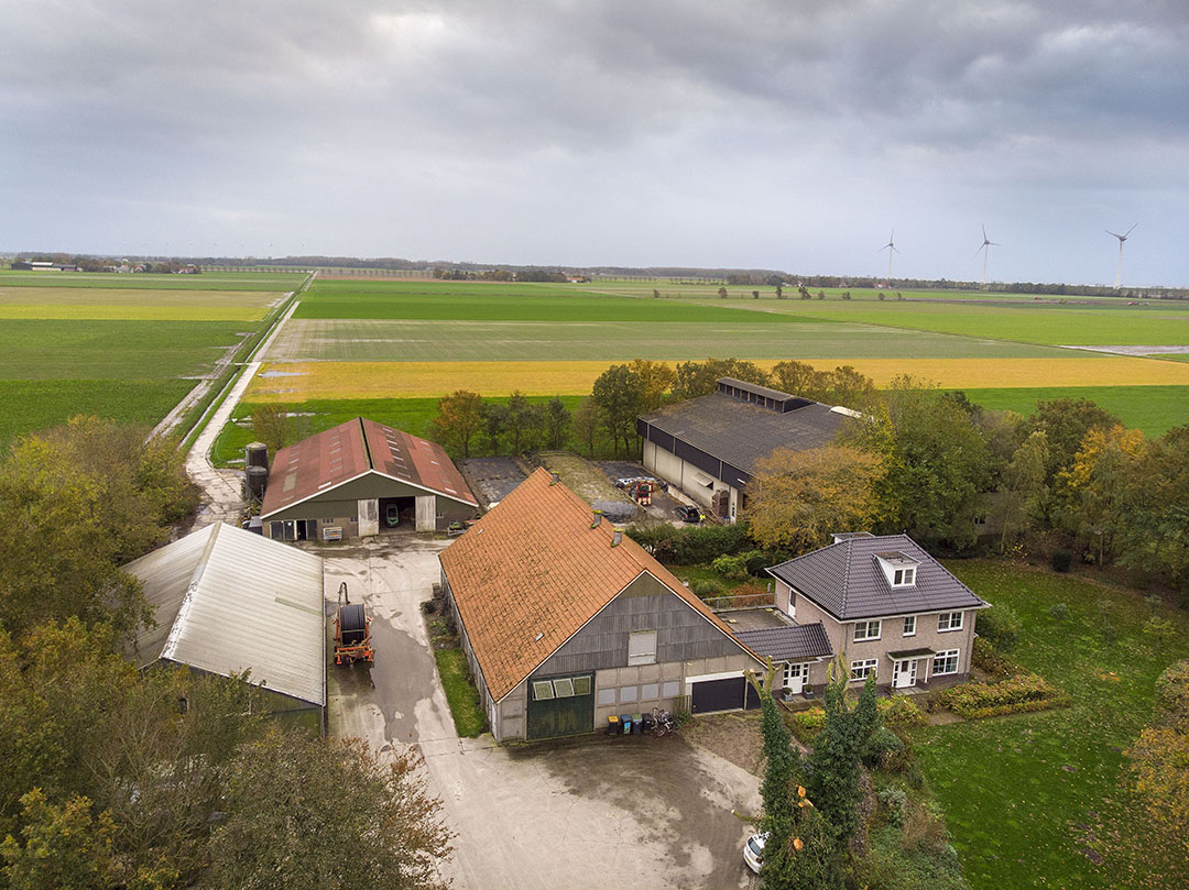 Luchtopname van het familie-akkerbouwbedrijf van Cas van Tiggelen in Espel.