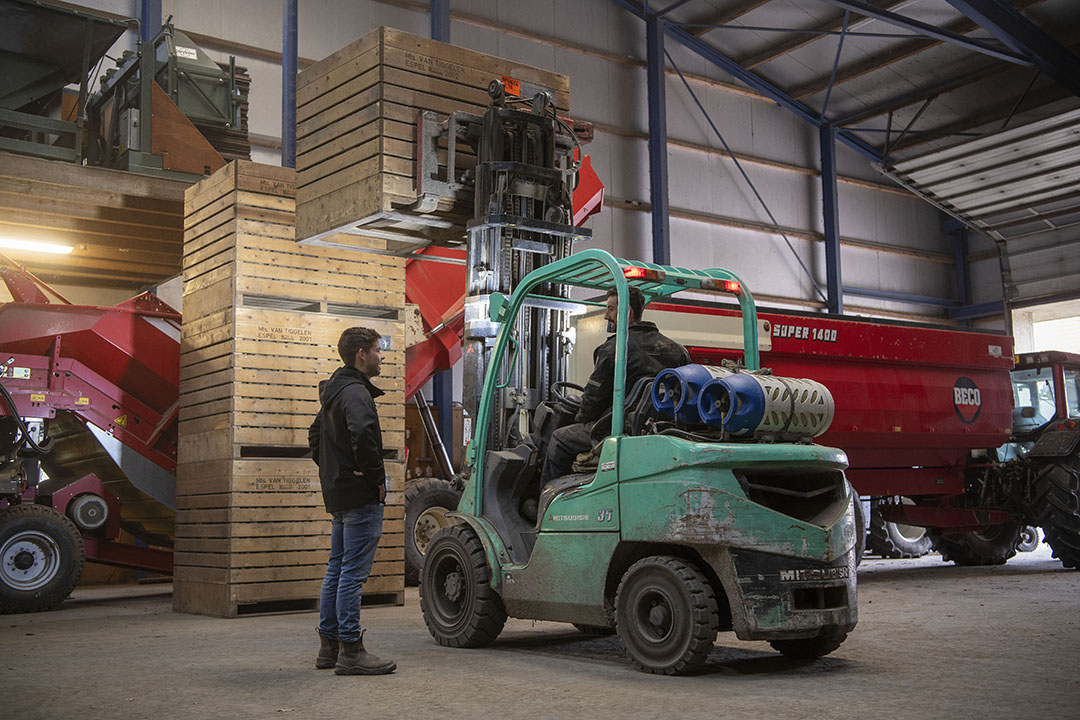 Cas in overleg met zijn broer op de heftruck, werkend aan de dagelijkse bedrijfsvoering op hun boerderij in Espel.