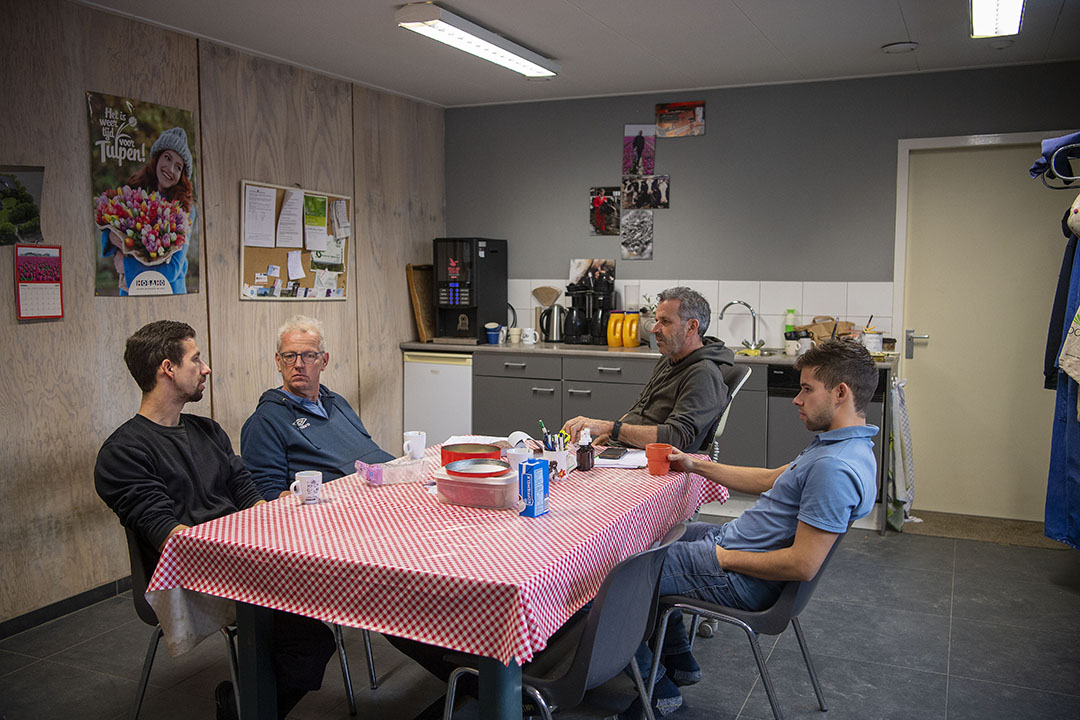 In de bedrijfskantine delen de broers Van Tiggelen een moment van samenzijn met hun vader en oom.