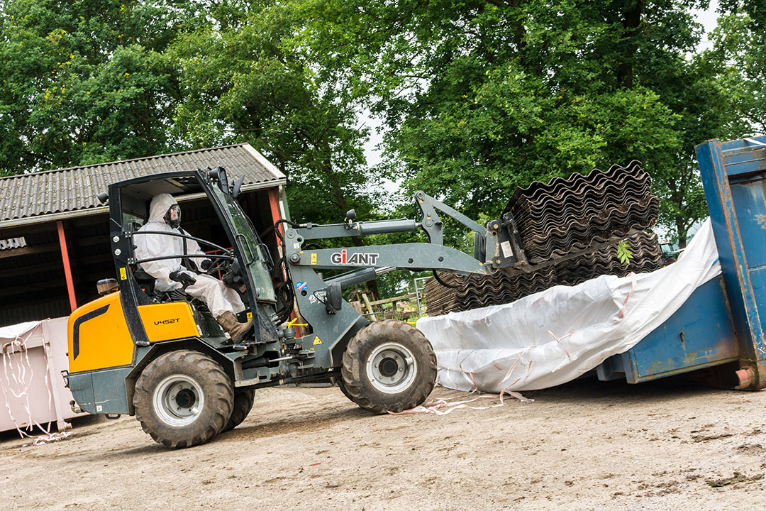 Onvermijdelijk onderdeel van de renovatie is de sanering van de asbesthoudende materialen.