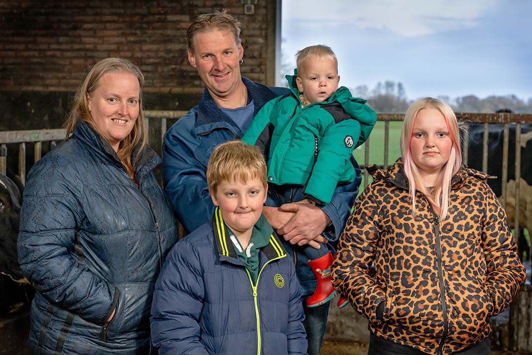 Meinard en Karin Hakvoort hebben drie kinderen: Rosalie (12), Sander (10) en Jasper (bijna 2). Meinard werkt tevens als zzp’er in de botenbouw en doet loonwerk voor anderen. Karin werkt parttime in de thuiszorg.