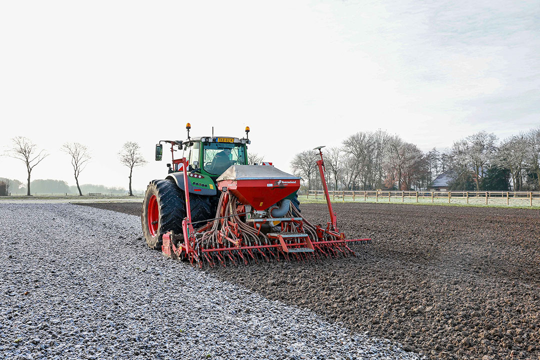 Rolf van Dijk profiteert van de vorst door een perceel wintertarwe te zaaien op een perceel van Arnold Boven in Finsterwolde (Gr.). Zolang het vriest gaat het zaaien heel goed. Komt de temperatuur boven het vriespunt dan is het afgelopen omdat de zware klei dan gaat kleven. - Foto: Koos van der Spek