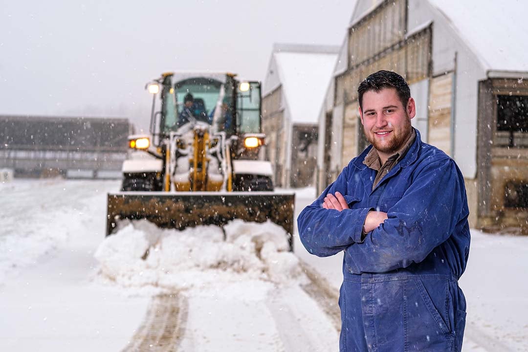 Steven Drent werkt een halfjaar op een groot melkveebedrijf in Amerika.  Sneeuw schuiven is aan de orde van de dag. 'Ik hoorde dat er in Nederland code geel was bij een paar cm. Hier ligt 20 cm en er is niks aan de hand.'