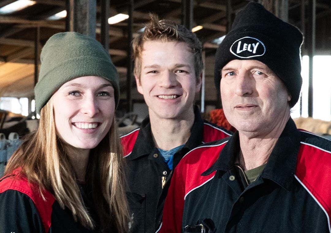 Jan (62) en Ingrid Poppe (54) en hun dochter Julia (24) met partner Roy Diepman (23) zitten in maatschap met Ronald Poppe (52), de broer van Jan, met zijn vrouw Anja (50). Naast inkomsten uit melk, zijn er drie neventakken: fokkerij, energieproductie en verhuur van een vergaderzaal.