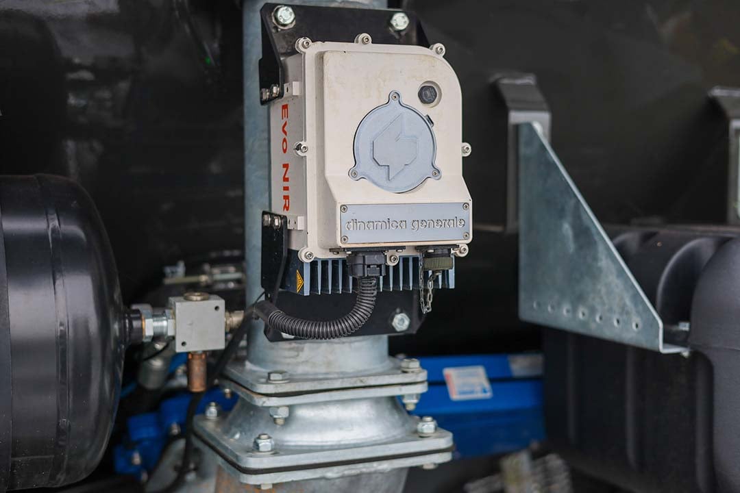De NIR-sensor op de Kaweco Double Twin Shift-mesttank maakt het mogelijk om doorlopend de stikstof- en fosfaatgehalten te bepalen. Hierdoor kun je de mestgift doseren op kilo's stikstof en/of fosfaat per hectare.