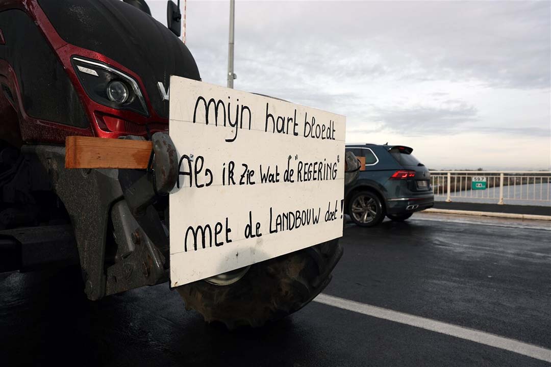 Boeren trekken op donderdag 15 februari 2024 met hun tractoren naar de haven van Gent voor een protestactie. Ze gaan de straat op om betere voorwaarden te eisen voor het verbouwen en produceren van gewassen en voor het behouden van een fatsoenlijk inkomen. - Foto: ANP