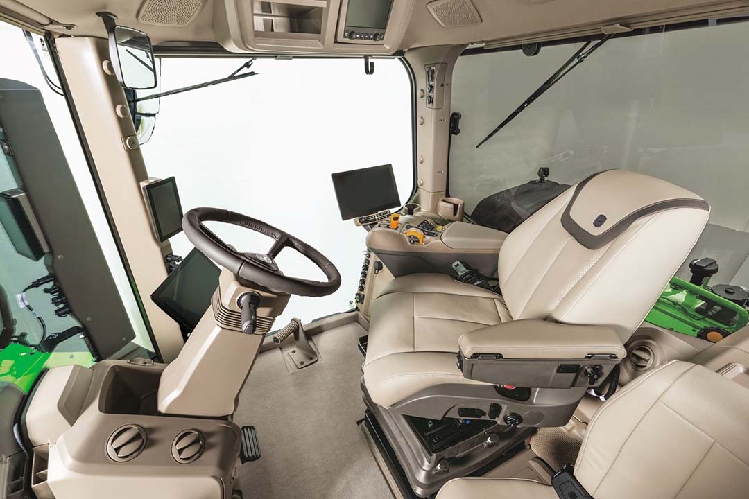 Op de nieuwe 9RX staat een nieuwe CommandView 4 Plus-cabine. De oppervlakte van glas en vloer is toegenomen. Ook is er een nieuwe cabinevering met geïsoleerd subframe voor minder geluid en trillingen.