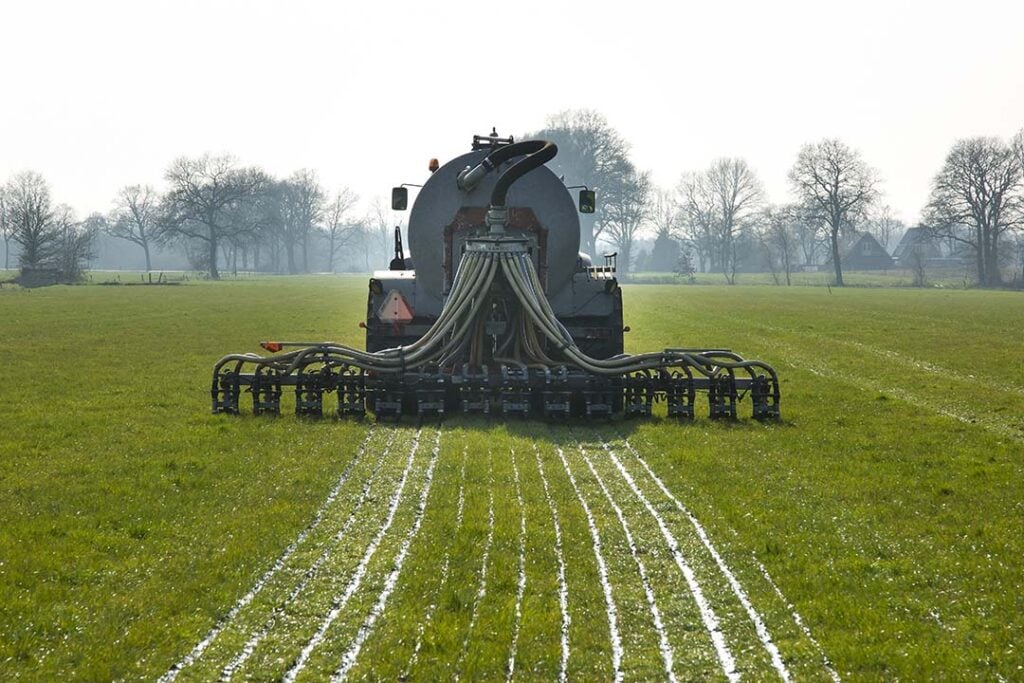 Foto uit het archief. Vanaf morgen mag er weer drijfmest uitgereden worden. Echter door het natte weer zullen niet veel zodebemesters actief zijn morgen. - Foto: Ruud Ploeg