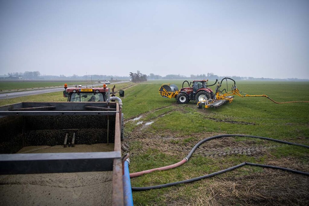 Hoewel een sleepslangbemester lichter is dan een zelfrijdende bemester, is de druk op de achteras, en dus de bodemdruk per vierkante centimeter, vrijwel even hoog. Dus ook bij sleepslangen geldt: wacht op draagkracht. - Foto: Mark Pasveer