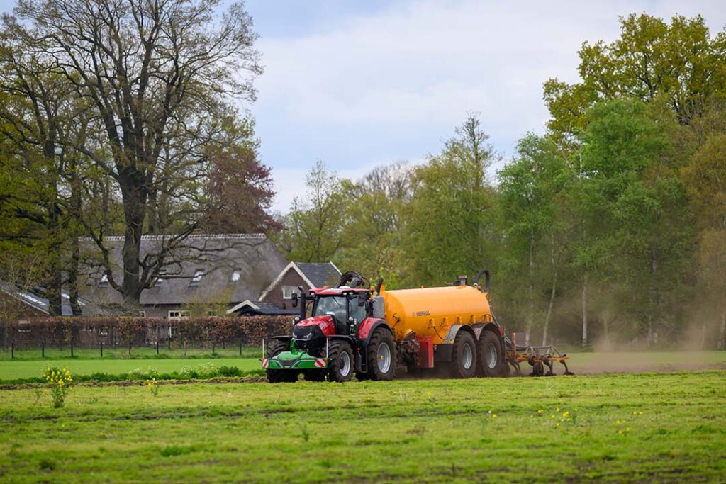 De minister komt in februari met een plan om de druk op de mestmarkt te ontlasten. - Foto: Frank Uijlenbroek