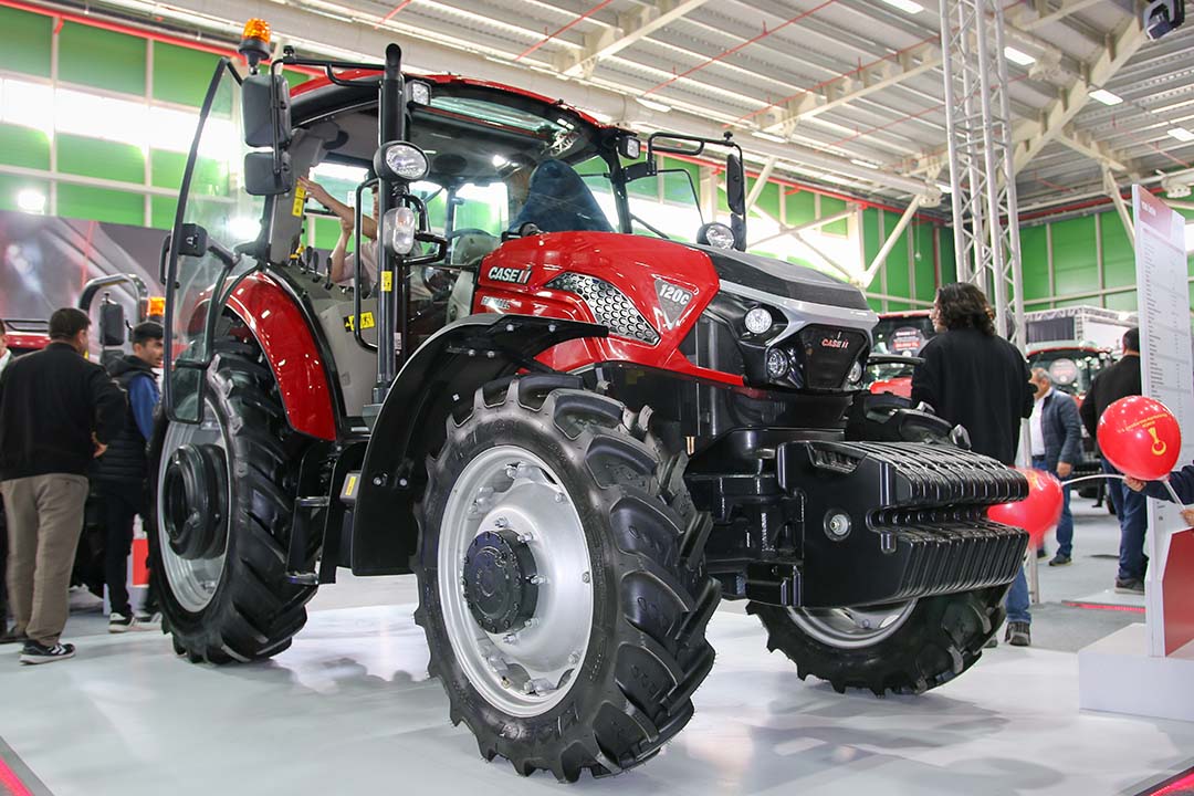 Dit is de nieuwe Case IH Farmall C. De serie omvat vier modellen: de Farmall 90C, 100C, 110C en 120C. Het typenummer staat synoniem voor het motorvermogen in pk’s. De motor is een 3,6 liter FPT die aan de fase 5 emissie-eisen voldoet.