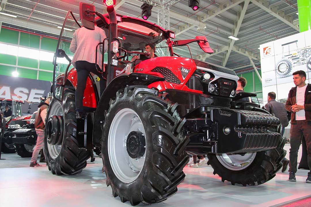 Dit is de nieuwe Farmall A. Ogenschijnlijk is de trekker identiek aan de Farmall C. De Farmall A is echter iets luxer en heeft meer techniek aan boord, zoals drie aftakastoerentallen, een wat zwaardere hef en een automatische groepenschakeling met een viertraps powershift.