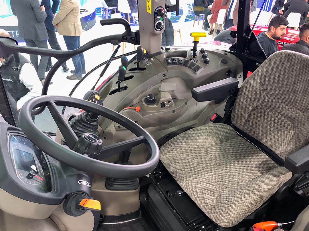 Dit is het interieur van de Farmall C, herkenbaar aan de korte versnellingspook voor de groepenschakeling ter hoogte van je rechter knie. Maar wel weer een multifunctionele versnellingspook ervoor, waarmee je ook de tweetraps powershift bedient. Beide Farmall-trekkerseries hebben een omkeerschakeling onder last (hendel links onder stuur).