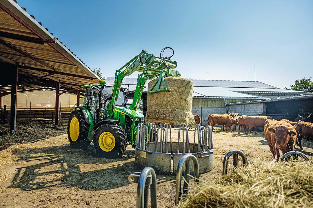 Volgens John Deere bieden de lage motorkap en het grote dakraam de chauffeurs goed zicht tijdens het werken met een voorlader.