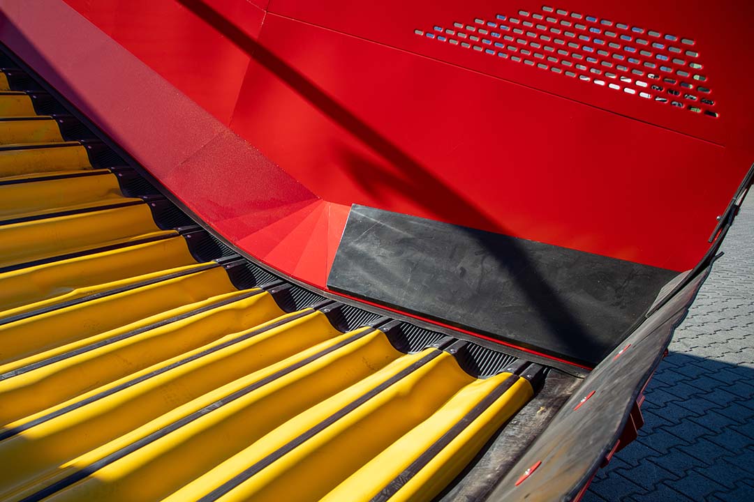 Volgens Grimme beschermt de bekleding op de bunkerbodem de aardappelen, uien of wortelen beter tegen eventuele schade.