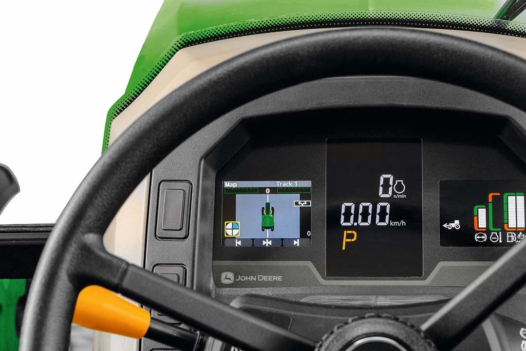 De AutoTrac-functie zorgt er volgens de fabrikant voor dat de chauffeur in het juiste rechte spoor blijft rijden. Deze functie is zichtbaar op het dashboard in de cabine.