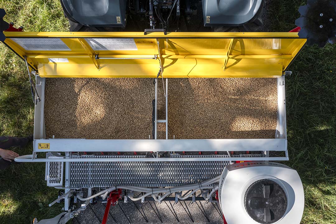 De nieuwe en grotere zaadtank heeft als voordeel dat de tank dieper is dan de vorige serie. Hierdoor kun je het zaaizaad met een big bag makkelijk boven de zaadtank lossen zonder de klep te beschadigen, zo belooft de fabrikant.