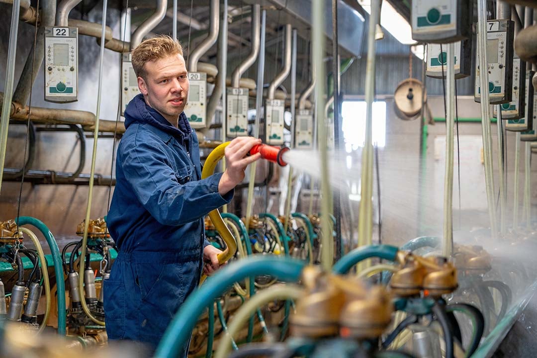 Bart wilde altijd zo snel mogelijk koeien gaan melken, maar besloot om toch door te leren. Daar heeft hij geen moment spijt van gehad. Hij is dankbaar dat hij de mogelijkheid heeft gekregen om door te leren. In Dronten verbreedde hij zijn kennis en maakte er vrienden voor het leven. Na zijn afstuderen gaat hij drie maanden werken in Canada bij een veehouderij met een akkerbouwtak.