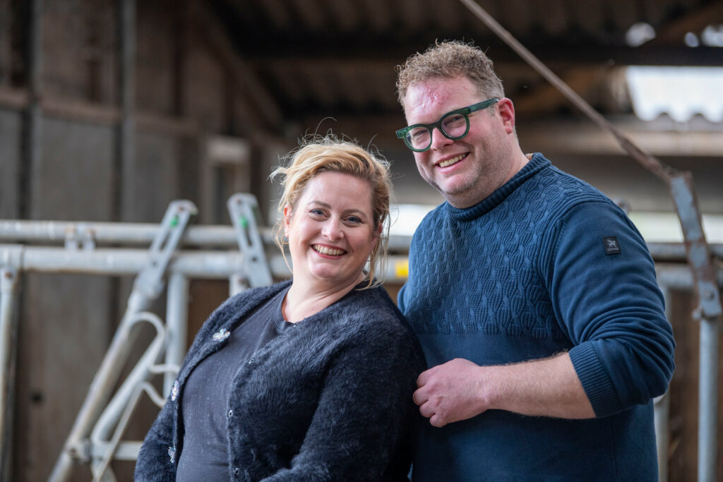 Joost (41) en Merel Stroomer (38) wonen in Oterleek (N.-H.) samen met hun zoon Joost (9) en dochter Joanne (7). Ze runnen een zorgboerderij Polderpracht met kippen, alpaca’s, geiten, koeien en paarden. De 30 hectare bouwland wordt grotendeels verhuurd. In de tunnelkas wordt met cliënten groenten geteeld, waarvan de productie naar de voedselbank gaat. Ook worden er eieren geproduceerd voor de voedselbank. De zorgboerderij biedt daarnaast kleinschalig onderwijs aan kinderen die zijn uitgevallen in het speciaal onderwijs.