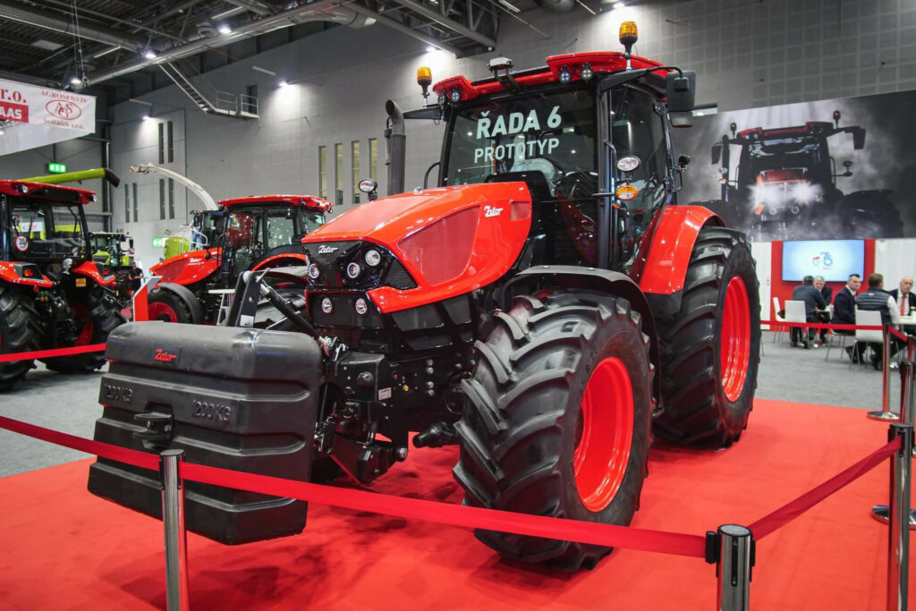 Volgens internetbronnen gaat het om een viercilindertrekker met Deutz-motor. De Nederlandse importeur Zetrac heeft nog geen concrete gegevens over dit prototype trekker uit de Zetor 6-serie. Foto: www.farmer.pl/Marek Výborný