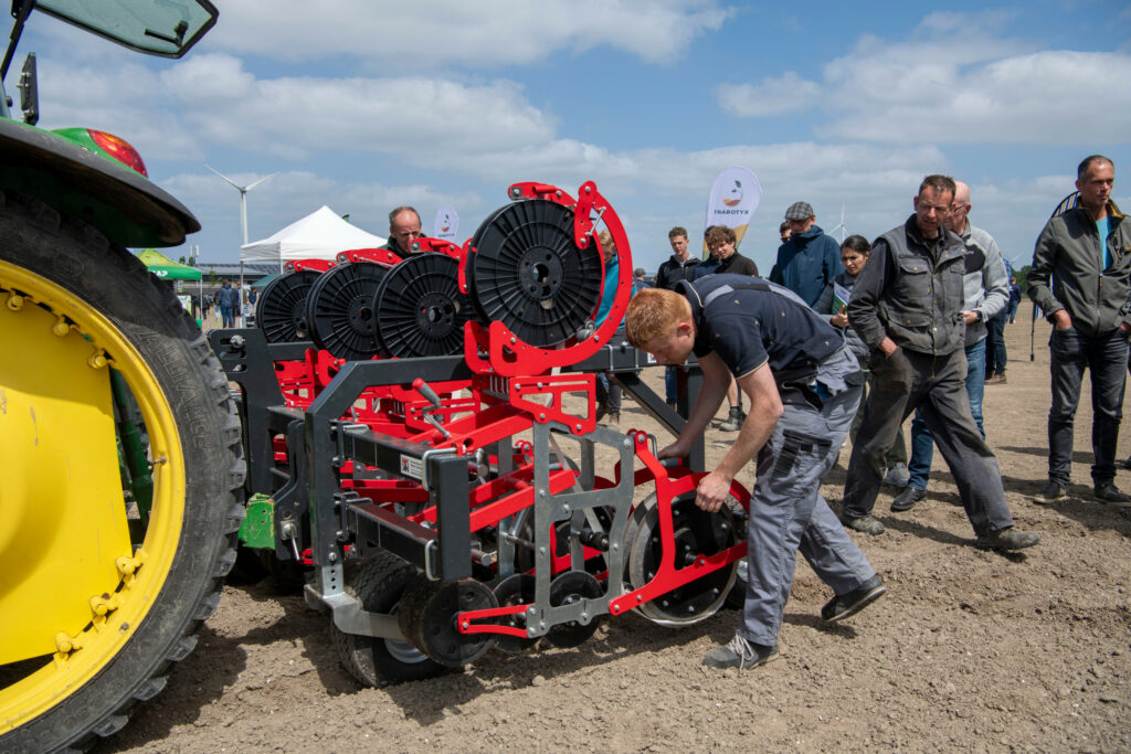 Op de Future Farming & Food Experience kom je als akkerbouwer, loonwerker en ook als veehouder alles te weten over duurzame teelt en verzorging van gewassen. Tijdens demo’s, Vraag-maar-Raak sessies, op het data- en energieplein en in de stands. – Foto: Mark Pasveer