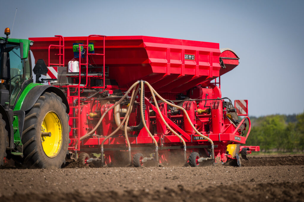 De poottechniek is afkomstig van de Duitse machinefabrikant Grimme. Voor de bunker is handig gebruikgemaakt van een oude TIM-bietenrooier.