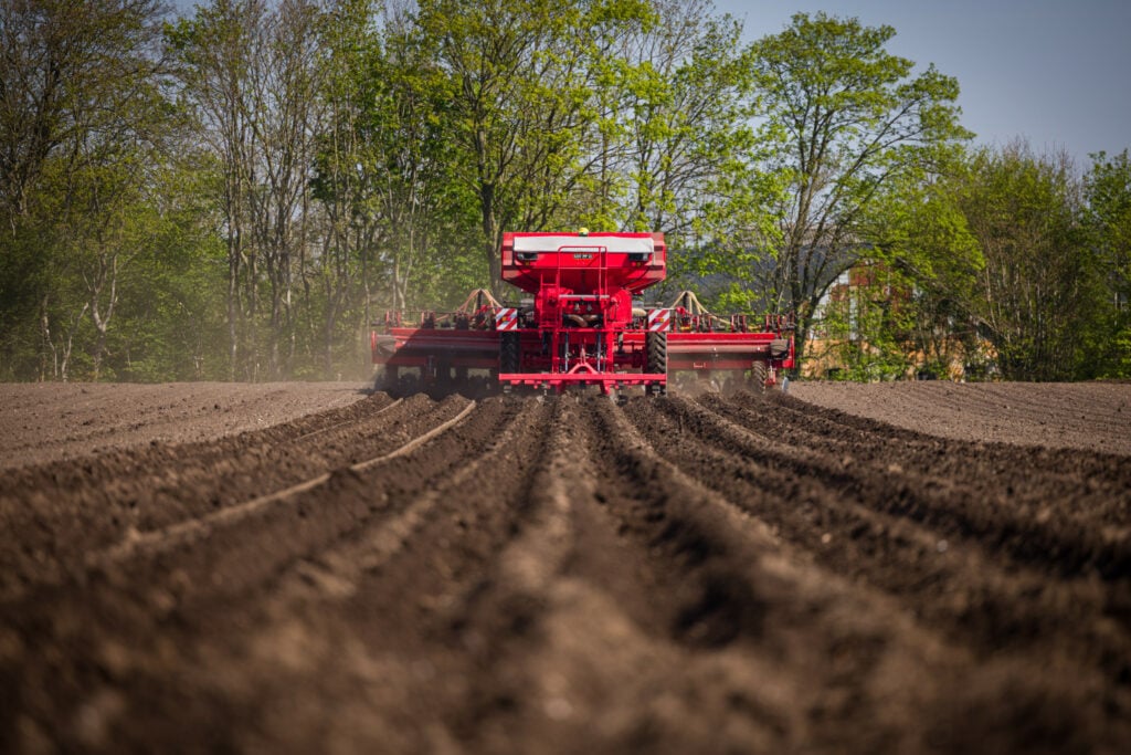 Als alles goed loopt op de grote percelen, wil Rosenlund met de aardappelpootmachine 50 hectare per dag poten.
