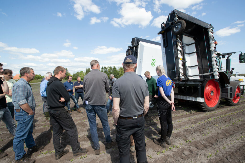 Groeikracht Cosun en IRS hebben een eigen demoveld. Op het veld is het resultaat zichtbaar van verschillende strategieën voor onkruidbestrijding en vermindering van het gebruik van herbiciden. Gewerkt wordt met een wiedeg, een rotorwieder, een schoffel en de EcoRobotix Ara-spotsprayer. – Foto: Mark Pasveer