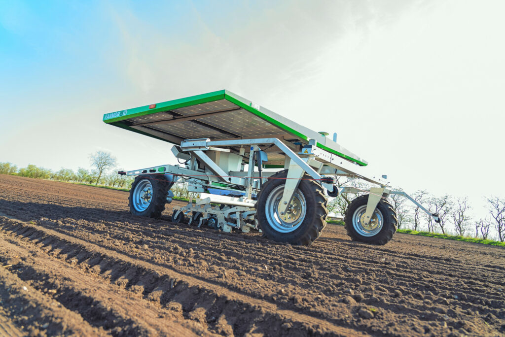 Abemec demonstreert de autonome zaai- en schoffelrobot FarmDroid FD20. Deze veldrobot kan onder meer suikerbieten autonoom zaaien, waarbij hij de positie van elk zaadje vastlegt. De nieuwste versie is ook leverbaar met een spotspraysysteem. – Foto: FarmDroid