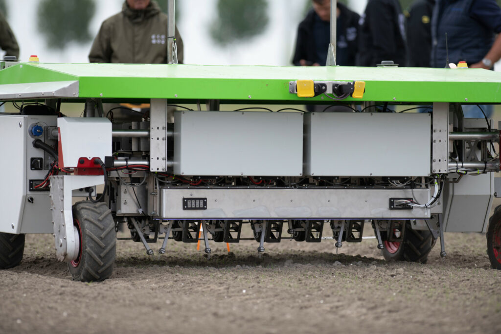 Homburg Holland, het bedrijf dat eerder dit jaar importeur werd van de Ekobot WEAI, laat zien hoe deze elektrische veldrobot onkruiden in en tussen de rijen uien mechanisch bestrijdt. In de rij gaat dat met vingers en tussen de rijen met schoffels. – Foto: Mark Pasveer