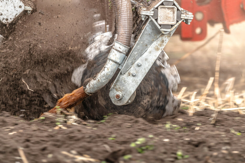 De gekartelde schijf snijdt de bodem open en creëert een ruim depot voor de drijfmest. Door de precieze positionering van de mest zijn ook grote giften keurig ondergewerkt.