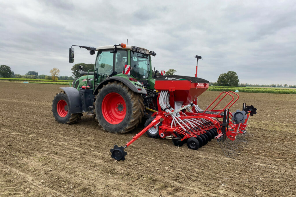 Kverneland heeft de kouterbalk van de Satio-zaaimachine volledig herzien. De zogenoemde CX-II-kouters beschikken over een centrale zaaidiepteverstelling. Dit zorgt volgens de fabrikant voor een goede bodemindringing.