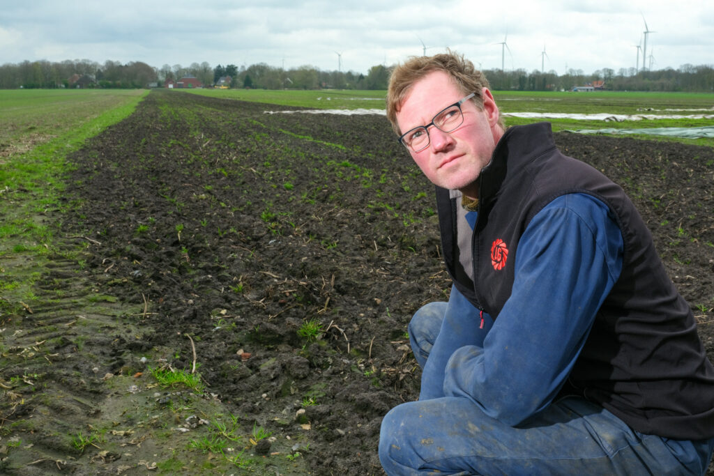 Wim Bos begin april bij zijn bouwland. – Foto: Jan Willem van Vliet