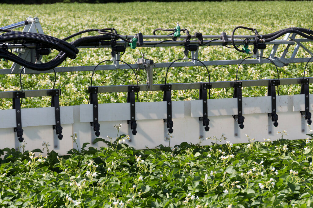 Een sleepdoek is werkt driftreducerend en heeft een positief effect op de indringing. Wave van Dubex en de Wingssprayer zijn de bekende leveranciers. – Foto: Theo Galema