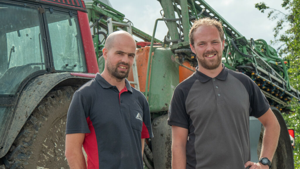 René (l) en Robin (r)  Blok telen in Rutten in de Noordoostpolder zo’n 40 hectare aardappelen: deels consumptieaardappelen, deels pootaardappelen. – Foto: Theo Galema