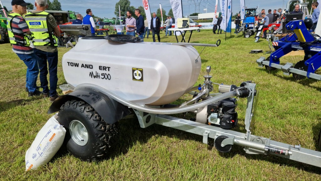Sarink Elfrink toonde een Tow and Fert multiserietank voor gras- en bouwland. Het doel: bladbemesting met minder stikstof. In de tank wordt water gemengd met middelen als ureum, kalk, melasse, klaverzaad, melk, suiker en compostthee. Samen met de toevoeging van humate (koolstofconcentraat) wordt dit met een sproeiboom op de plant gebracht. Het spoelt niet weg en wordt direct opgenomen door de plant. Het is de verwachting is dat het drogestofgehalte 1 tot 1,5 procent hoger ligt dan bij korrelmest. De tanken zijn verkrijgbaar in 500, 1.200, 2.800 en 4.000 liter. De vanaf prijs is  €12.000.