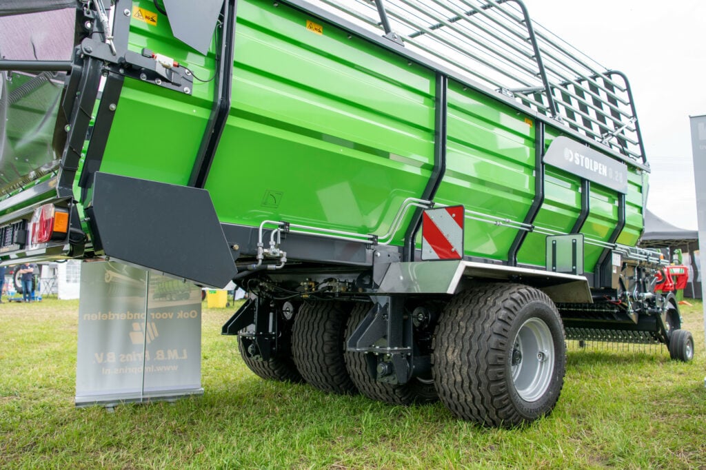 Stolpen importeur LMB Prinsen toont de 8.28 opraapwagen met DWM onderstel. Weegt 2,6 ton en heeft 17.5 kuub DIN inhoud. De toepassing is gericht op groenvoorziening, maar vindt inmiddels ook zijn weg naar veehouders. Compact en licht gewicht spreken aan. Vooral als het nat is.