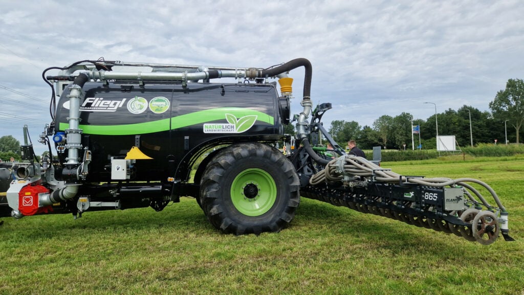 De eenassige pomptank Twist Line van Fliegl heeft een volume van 13.000 liter. De as kan in het midden ten opzichte van de tank met 11 graden verdraaid worden. Zo is in hondengang te rijden. Als de as draait zwenkt ook de driepunthydrauliek mee. Een zwenkblok voor het aanbouwapparaat is dan niet nodig. Het Flow Control kastje zorgt ervoor dat de afgifte van vloeibare mest nauwkeurig wordt aangestuurd.