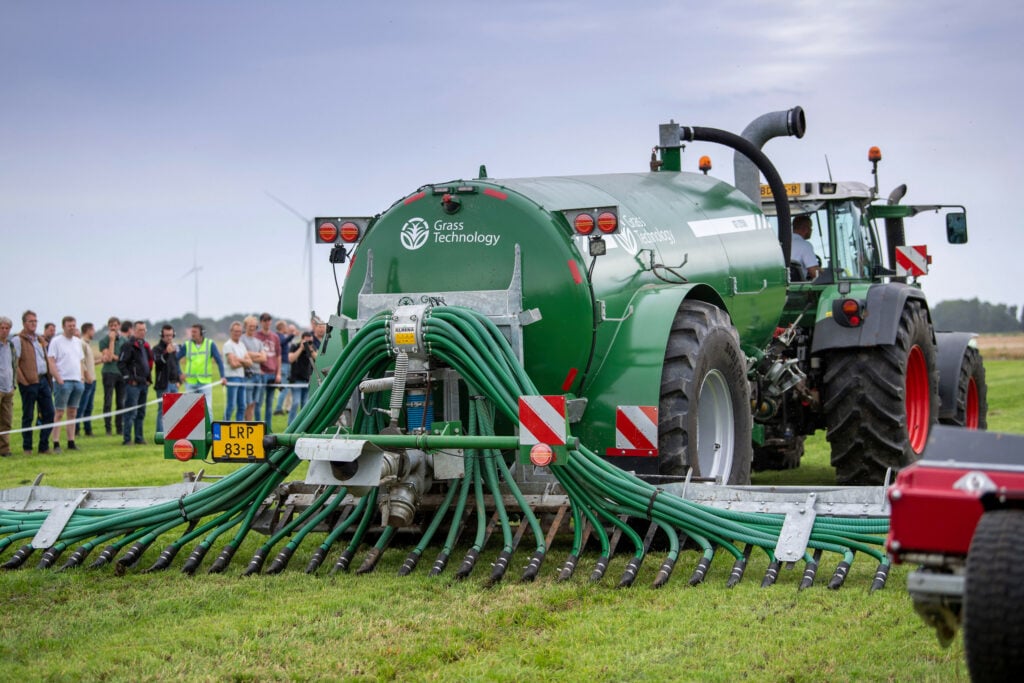Er waren veel machines die in Nederland voor het eerst voor het grote publiek ook aan het werkt te zien waren zoals deze Ierse sleepvoetbemester van Grass Technology die Van Laar uit Hoogland importeert. In de inzetfoto een van de methoden om ammoniak emissie te beperken die ‘Bemest op zijn Best’ sinds vorig jaar in de praktijk test. Dit is het toevoegen van een krijtoplossing op het mest sleufje van Slootsmid. Er wordt ook geëxperimenteerd met andere toevoegingen om verlies van stikstof te voorkomen.