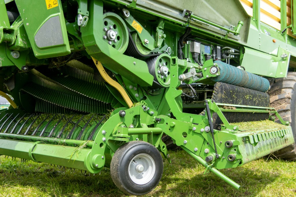 Er is veel belangstelling voor korter snijden van gras. Daarbij staat de Optigrass 28 bij Krone voor 28 mm snijlengte. De 52 messen zijn ook met een op de (uit te zwenken) messenbalk gemonteerde slijpinrichting scherp te houden. Vijzels op de buitenkant van de pickup brengen de dunnere buitenkant van het zwad naar het midden om een egale deken te vormen en zo het gras kort in de wagen te krijgen.