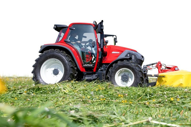 Ook typisch Lindner is de compacte bouw en een laag zwaartepunt. Zo ook op deze Lintrac 70: een hef achter die tot 3,5 ton kan tillen en een fronthef die tot 2,5 ton tilt.