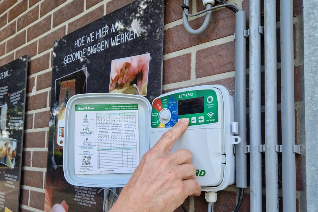 Brummelhuis maakt voor het koelen van de straat naast de varkensstal gebruik van de RainBird. Hiermee zet je maximaal 4 keer per dag automatisch de sproeiers aan en uit. De tijd is instelbaar.