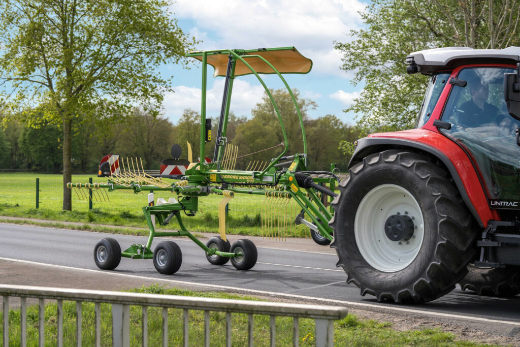 De trekdissel en het onderstel met vier wielen zorgen ervoor dat de hark weinig vermogen en hefcapaciteit nodig heeft, meldt Krone. Een 30 pk-trekker volstaat.