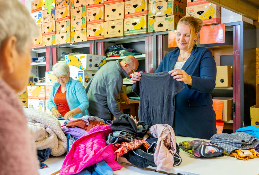 In een van de schuren op het erf wordt ingezamelde kleding gesorteerd voor vluchtelingen en mensen in oorlogsgebieden. Rianne is hier coördinator van.