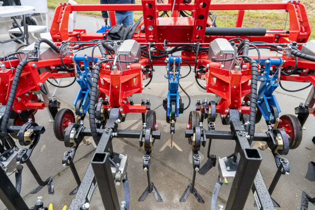 De schoffelmessen bewegen hydraulisch in en uit de rij. In combinatie met de sideshift is een olieopbrengst van 20 l/min voldoende.